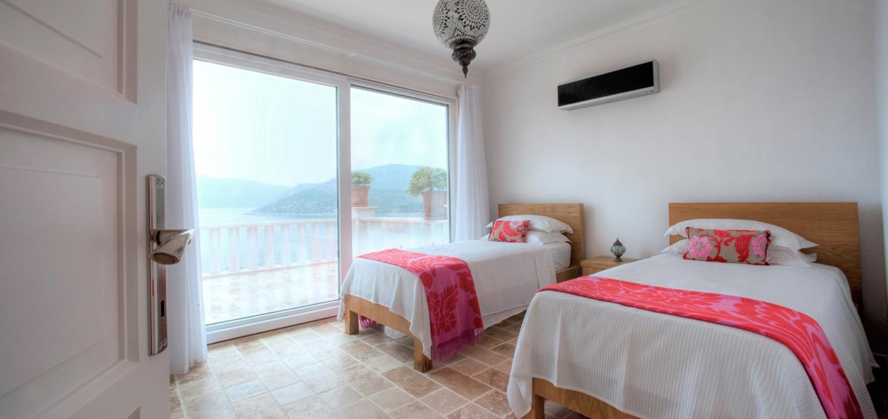 Bright and spacious twin room with sea view balcony